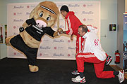 Luiz Gustavo und Hamit Altintop stellten bei Fitness First das Kursprogramm "Athletic Fitness" vor (Foto: Martin Schmitz)